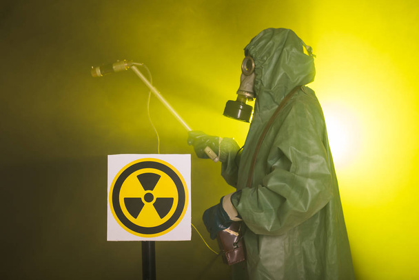 Концепция радиации и опасности - Человек в старом защитном защитном защитном костюме
 - Фото, изображение