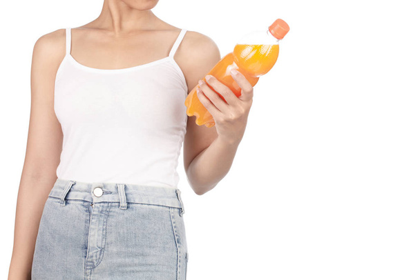 jonge vrouw houden juic fles geïsoleerd op witte achtergrond.  - Foto, afbeelding