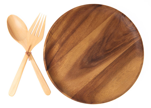 Assiette en bois vide avec cuillère et fourchette isolée sur fond blanc
 - Photo, image