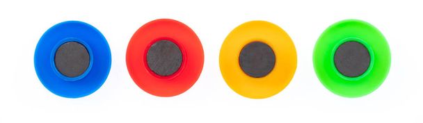 Imán lindo colorido rojo, bule, amarillo, magneticl verde aislado
 - Foto, Imagen