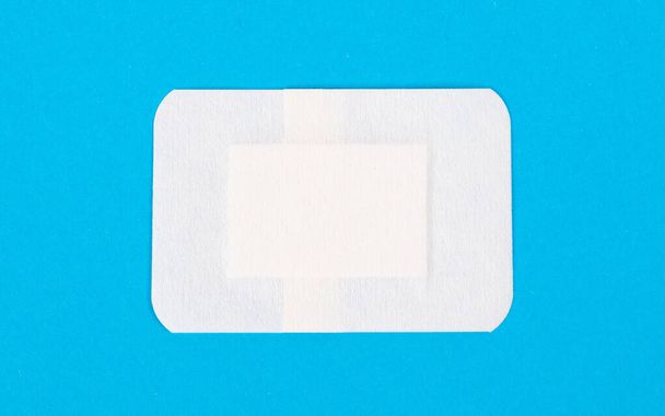 Bandagen vor blauem Hintergrund - Foto, Bild