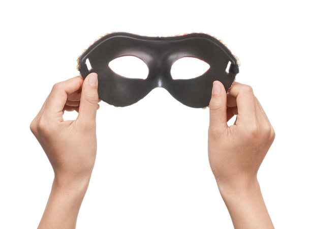 mano sosteniendo máscara negra aislada sobre fondo blanco
 - Foto, imagen