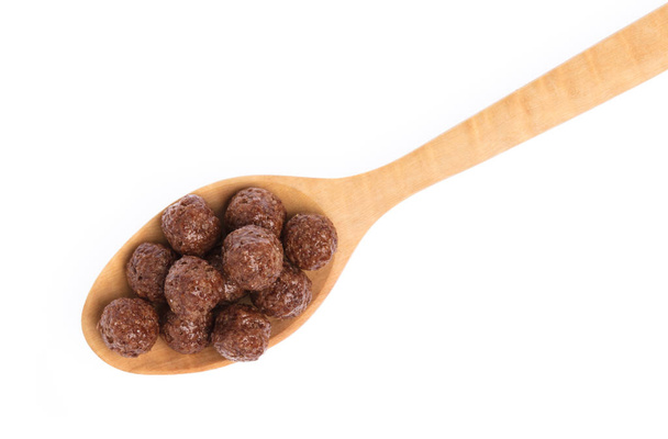 Palle di cioccolato di cereali su cucchiaio isolato su sfondo bianco
 - Foto, immagini