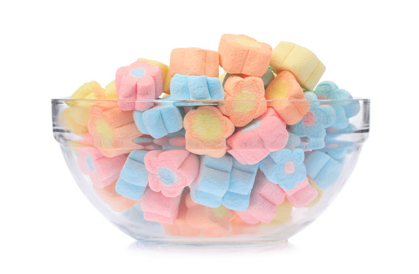 kom van zoete marshmallow in de vorm van bloemen geïsoleerd op waarom - Foto, afbeelding