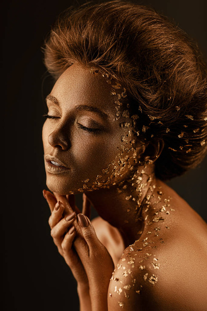 model girl with holiday golden shiny professional makeup. - Foto, afbeelding