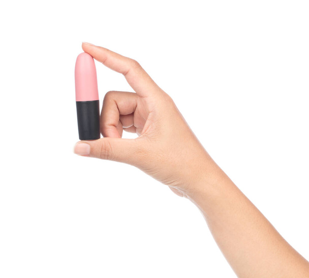 Hand hält Nude Lippenstift Tube isoliert auf weißem Hintergrund. Pi - Foto, Bild