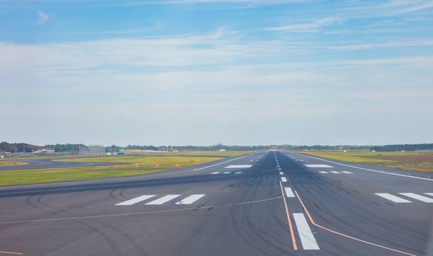 Blick auf die leere Landebahn des Flughafens - Foto, Bild