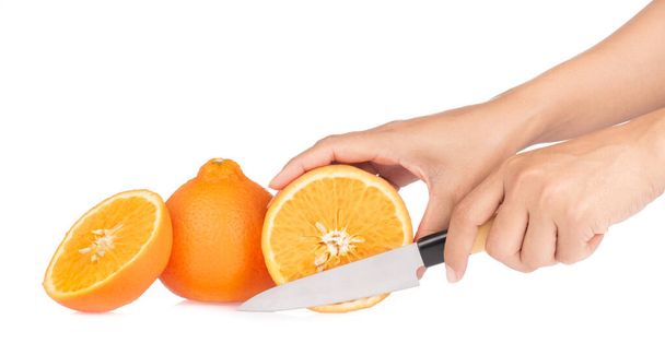 Ручне різання апельсинових фруктів з ножем ізольовано на білому фоні
 - Фото, зображення