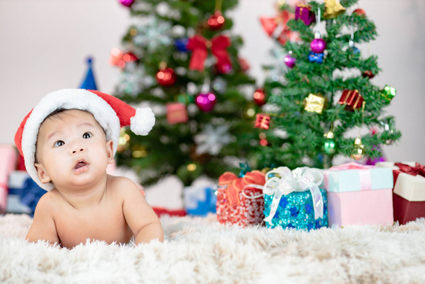 Mignon petit bébé avec cadeau de boîte de Noël Un jour de Noël. - Photo, image