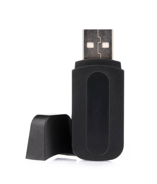 Un nero di memoria flash USB isolato su uno sfondo bianco
. - Foto, immagini