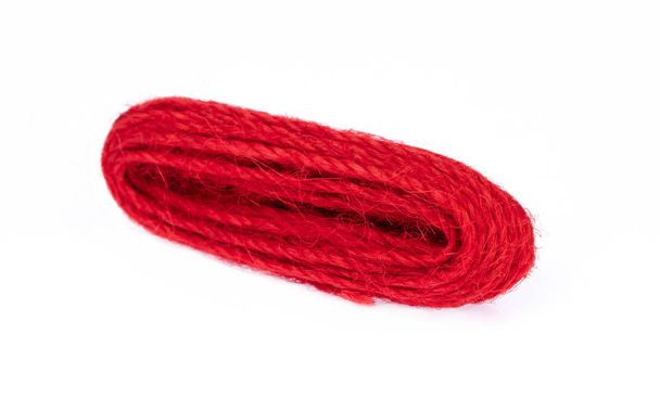 fios de lã vermelha isolados sobre fundo branco
 - Foto, Imagem