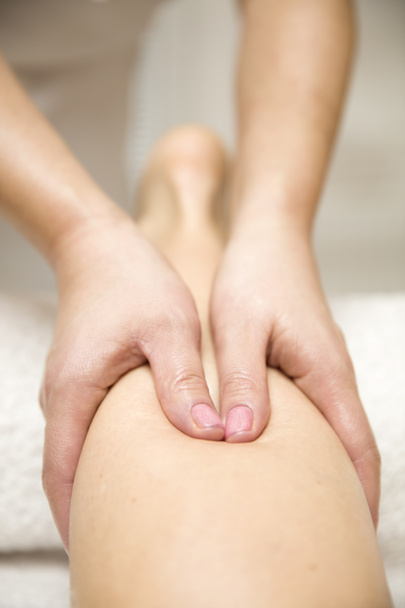 Kobieta robi sobie masaż nóg w centrum spa - Zdjęcie, obraz
