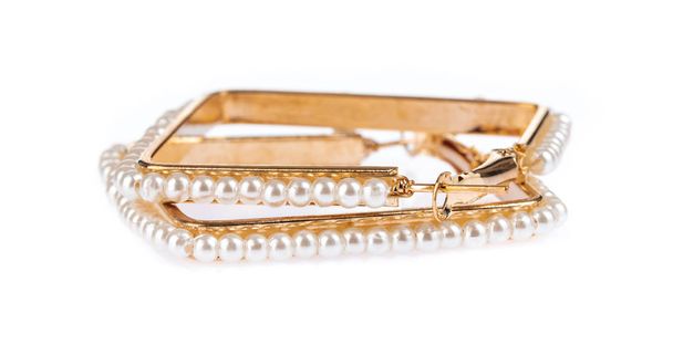 Golden mit Perlenohrringen isoliert auf weißem Hintergrund - Foto, Bild