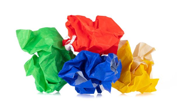 pilha de bolas de papel amassadas multi coloridas isoladas em ba branco
 - Foto, Imagem