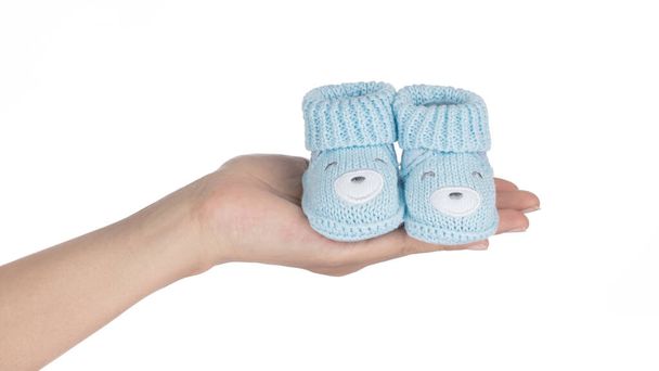 Ręczne trzymanie Blue baby buciki izolowane na białym tle - Zdjęcie, obraz