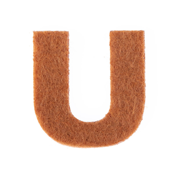Алфавит U сделан из войлока, изолированного на белом фоне
.  - Фото, изображение