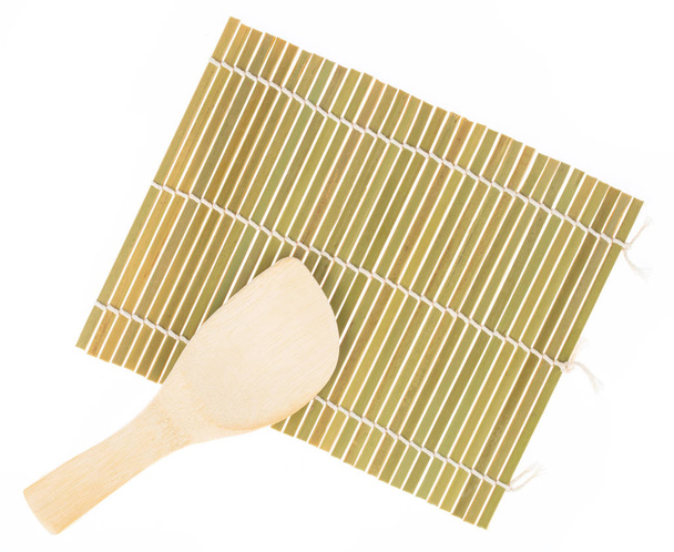 Sushi Bamboo gördülő matrac lapáttal elszigetelt fehér backgroun - Fotó, kép