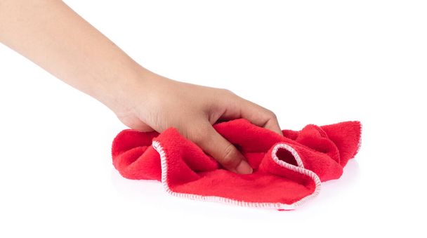 ręka z czerwonymi chusteczkami mikrofibry izolowane na białym tle - Zdjęcie, obraz