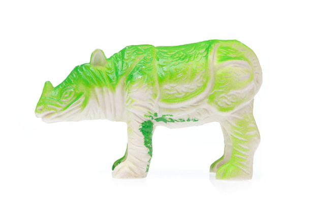 nosorožec z plastu. zvířecí hračka izolovaná na bílém bac - Fotografie, Obrázek