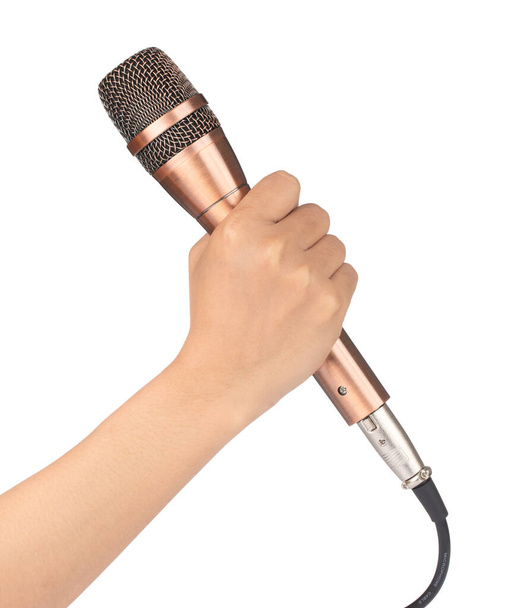 mano sosteniendo micrófono dorado aislado sobre fondo blanco
 - Foto, imagen