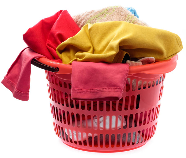 Kolorowe ubrania w czerwonym koszu na pranie izolowane na białym backg - Zdjęcie, obraz