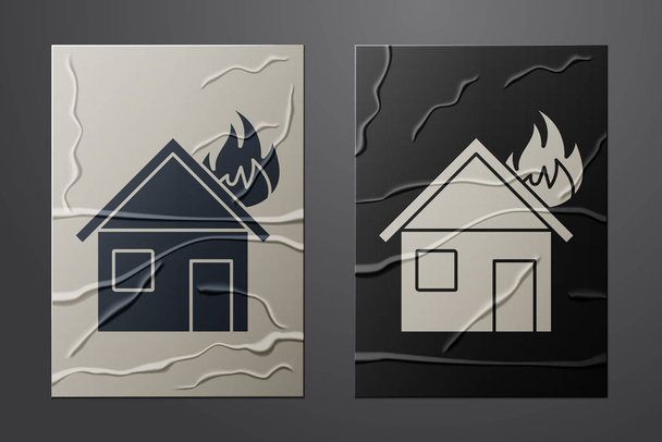 Fehér tűz égő ház ikon elszigetelt gyűrött papír háttér. Papírművészeti stílus. Vektorillusztráció - Vektor, kép