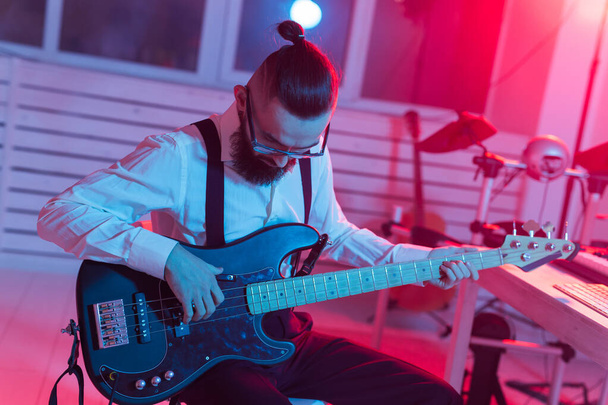 Vytvořit hudbu a koncept nahrávacího studia - Bearded man guitarist recording electric guitar track in home studio - Fotografie, Obrázek