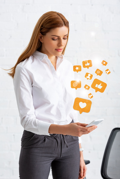 Empresária atraente usando smartphone no escritório, ilustração de mídia social
 - Foto, Imagem