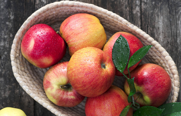 Manzanas maduras rojas y amarillas en la mesa de cerca - Foto, Imagen