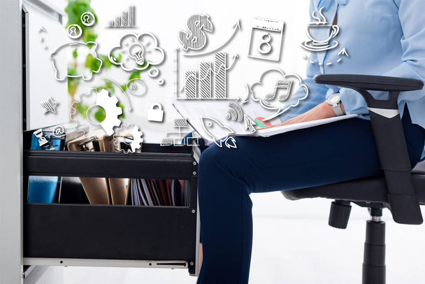 Обрезанный вид предпринимательницы на стуле с бумагами с диаграммой рядом с водителем открытого кабинета, бизнес-иллюстрация
 - Фото, изображение