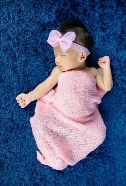 Новорожденный милый младенец на шерстяном фоне - Фото, изображение