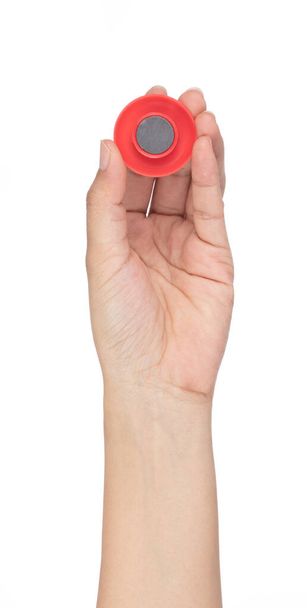 Mano tenendo rosso rotondo magnete di plastica isolato su backgrou bianco
 - Foto, immagini