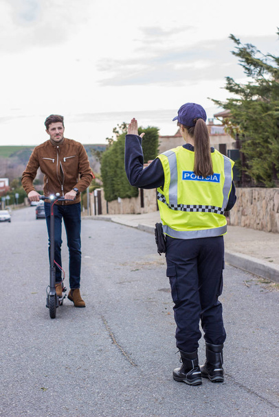policier arrête un garçon sur scooter électrique
 - Photo, image