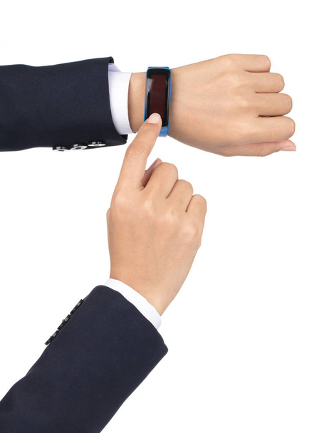 hombre de negocios ajuste inteligente reloj bluetooth aislado en la espalda blanca
 - Foto, Imagen