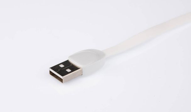 Laturi USB-kaapeli eristetty valkoisella taustalla
 - Valokuva, kuva