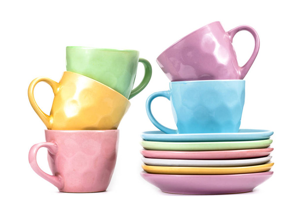 Чашки цветного чая и блюдца. - Фото, изображение