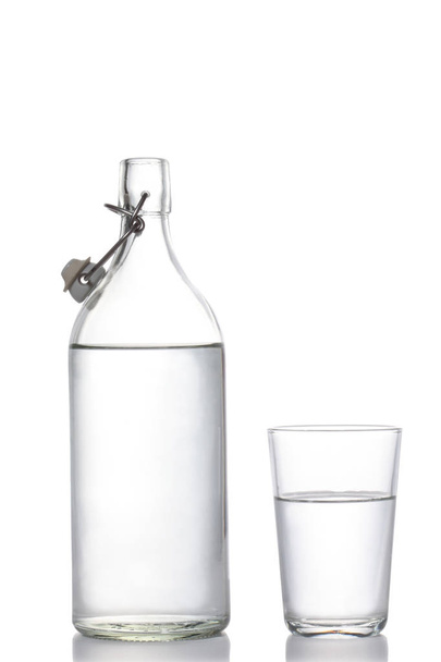 concept sans plastique : bouteille d'eau en verre et verre d'eau isolé sur fond blanc avec chemin de coupure et espace de copie pour votre texte
 - Photo, image