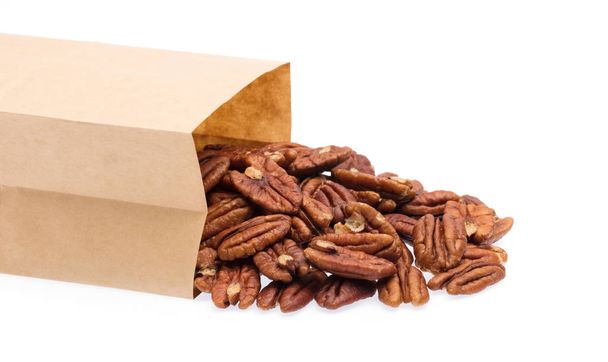 Орехи орехи орехи орехи в бумажном пакете изолированы на белом фоне
 - Фото, изображение