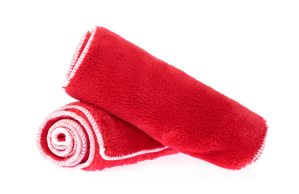 Punaiset pyyhkeet mikrokuituliina eristetty valkokankaalla
 - Valokuva, kuva