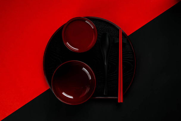 Juego de cuenco de cocina sobre fondo negro y rojo
 - Foto, imagen
