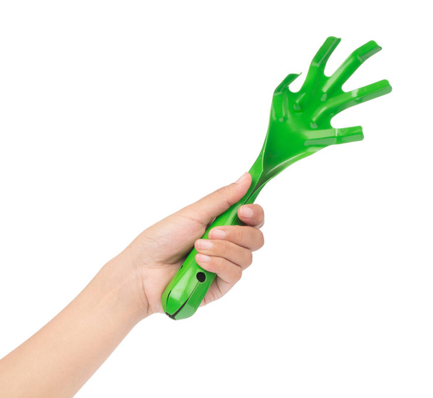 hand houden Green Garden hark geïsoleerd op witte achtergrond - Foto, afbeelding