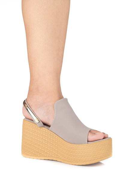 Ženské nohy v sandálech klín izolované na bílém pozadí. - Fotografie, Obrázek
