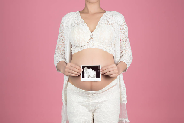 Kobieta w ciąży z USG na brzuchu odizolowany na  - Zdjęcie, obraz
