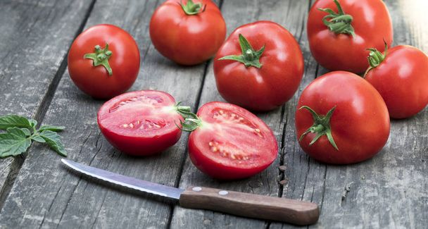  tomaten op een houten achtergrond - Foto, afbeelding