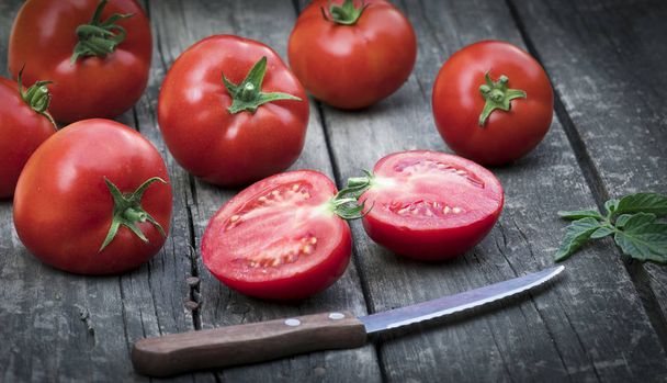  tomatoes on a wooden  background - Foto, Imagem