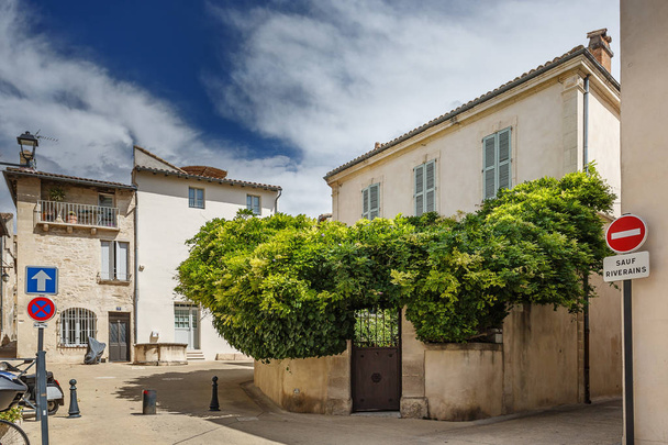 Villeneuve Lez Avignon 'daki Ortaçağ Caddesi. - Fotoğraf, Görsel