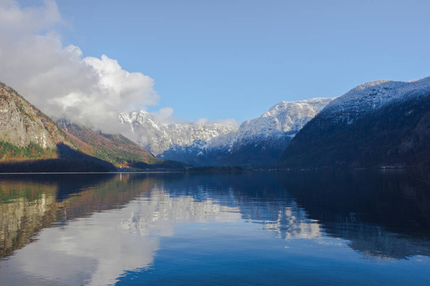 Čistá voda jezera Hallstattersee a krásné hory, které jej obklopují v oblasti Salzkammergut, Rakousko, v zimě - Fotografie, Obrázek