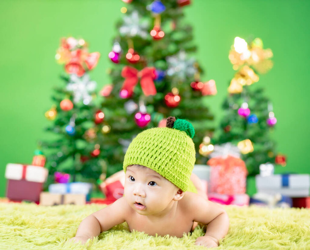 Felice anno nuovo albero di Natale con un piccolo bambino in costume
 - Foto, immagini