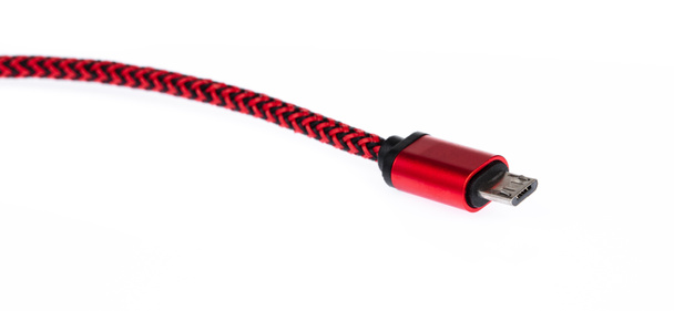 червоний usb кабель ізольований на білому фоні
  - Фото, зображення