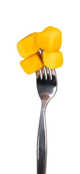 viipaloitu mango valkoisella pohjalla eristetyssä haarukassa
 - Valokuva, kuva